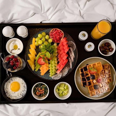 Radisson Blu Hotel Riyadh Qurtuba Exterior foto A room service breakfast