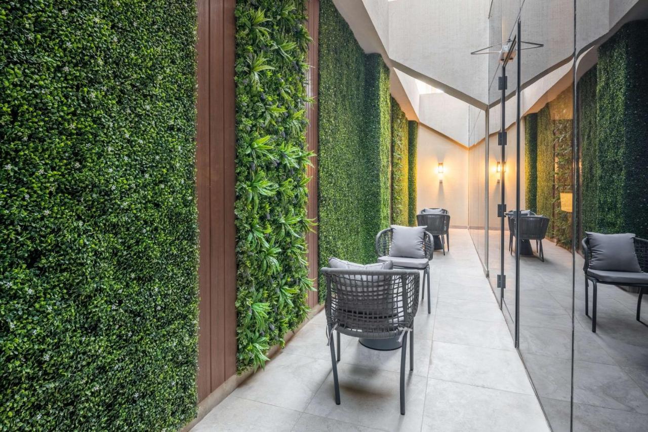 Radisson Blu Hotel Riyadh Qurtuba Exterior foto Living wall in a hotel
