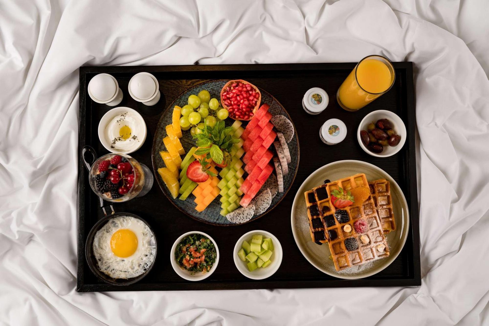Radisson Blu Hotel Riyadh Qurtuba Exterior foto A room service breakfast