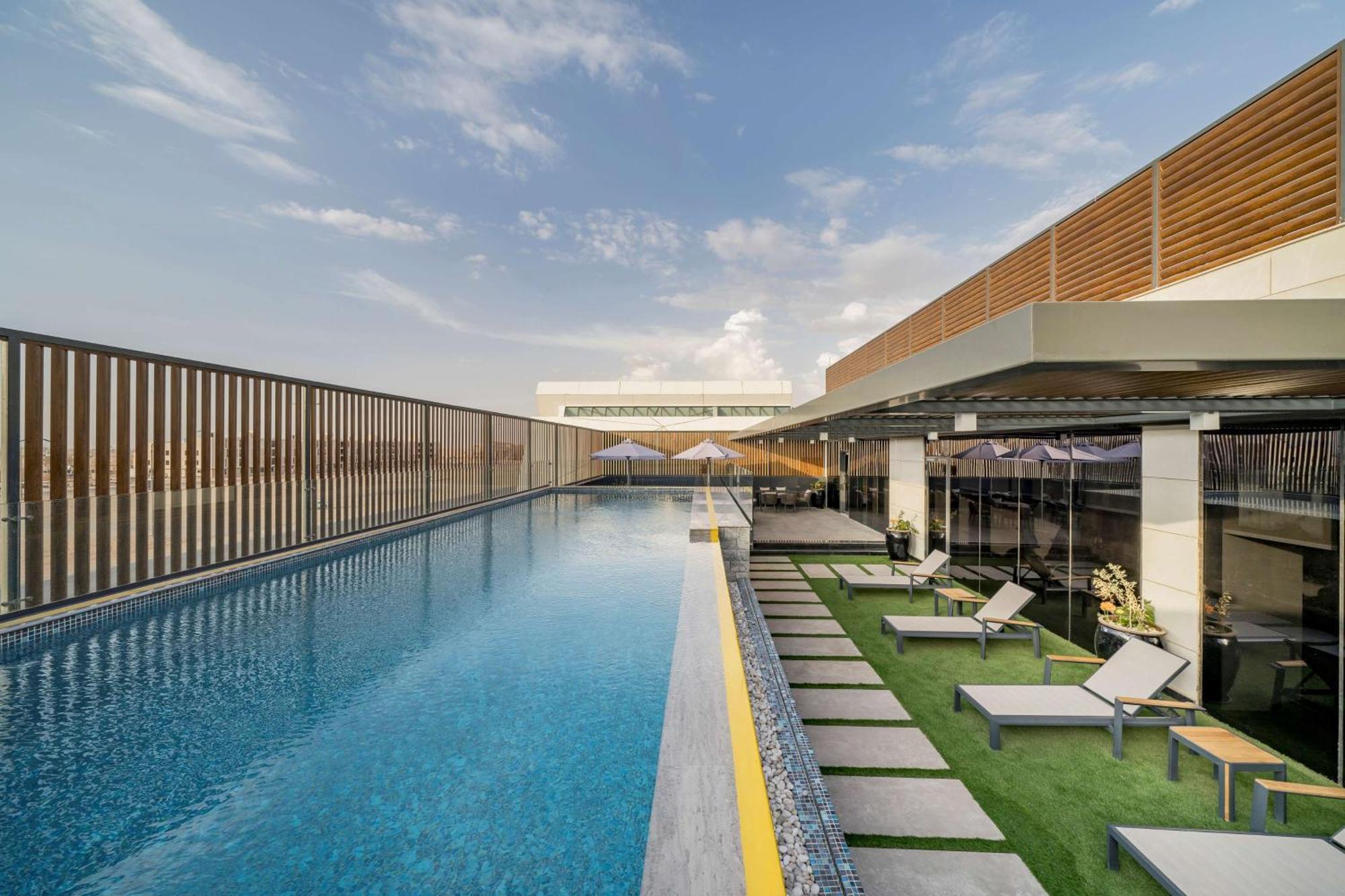 Radisson Blu Hotel Riyadh Qurtuba Exterior foto Rooftop pool