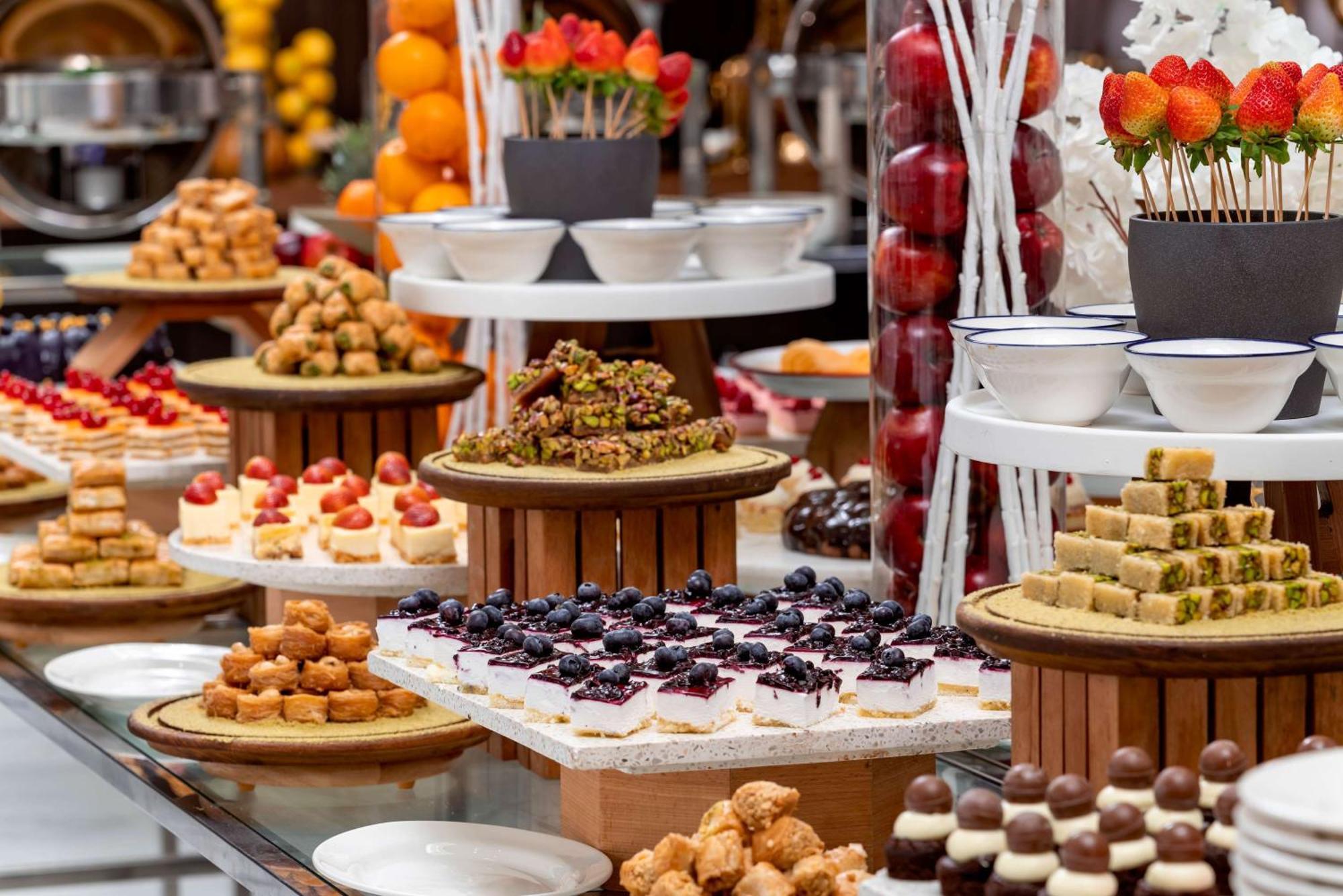Radisson Blu Hotel Riyadh Qurtuba Exterior foto A dessert buffet