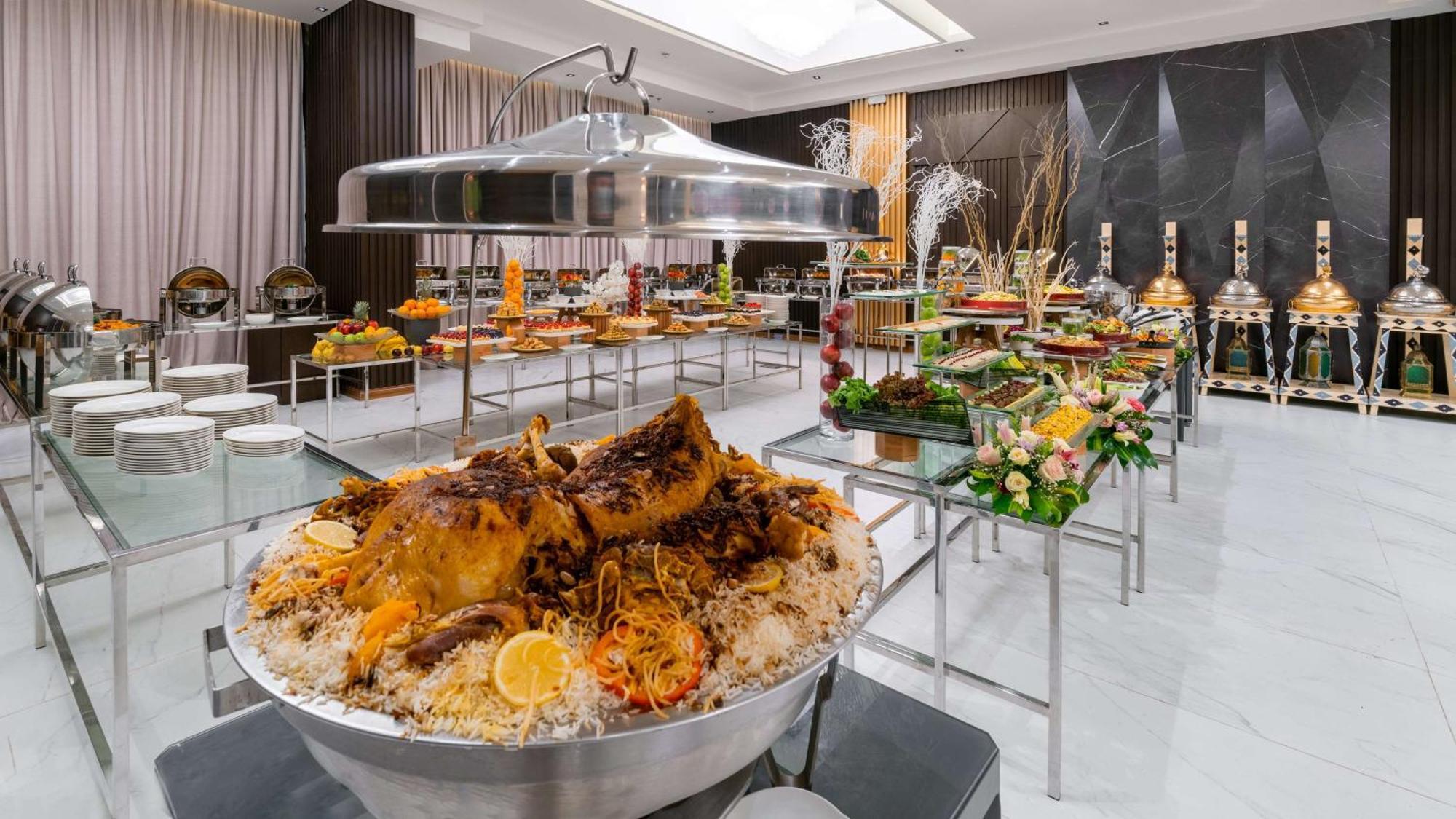Radisson Blu Hotel Riyadh Qurtuba Exterior foto A buffet at a hotel