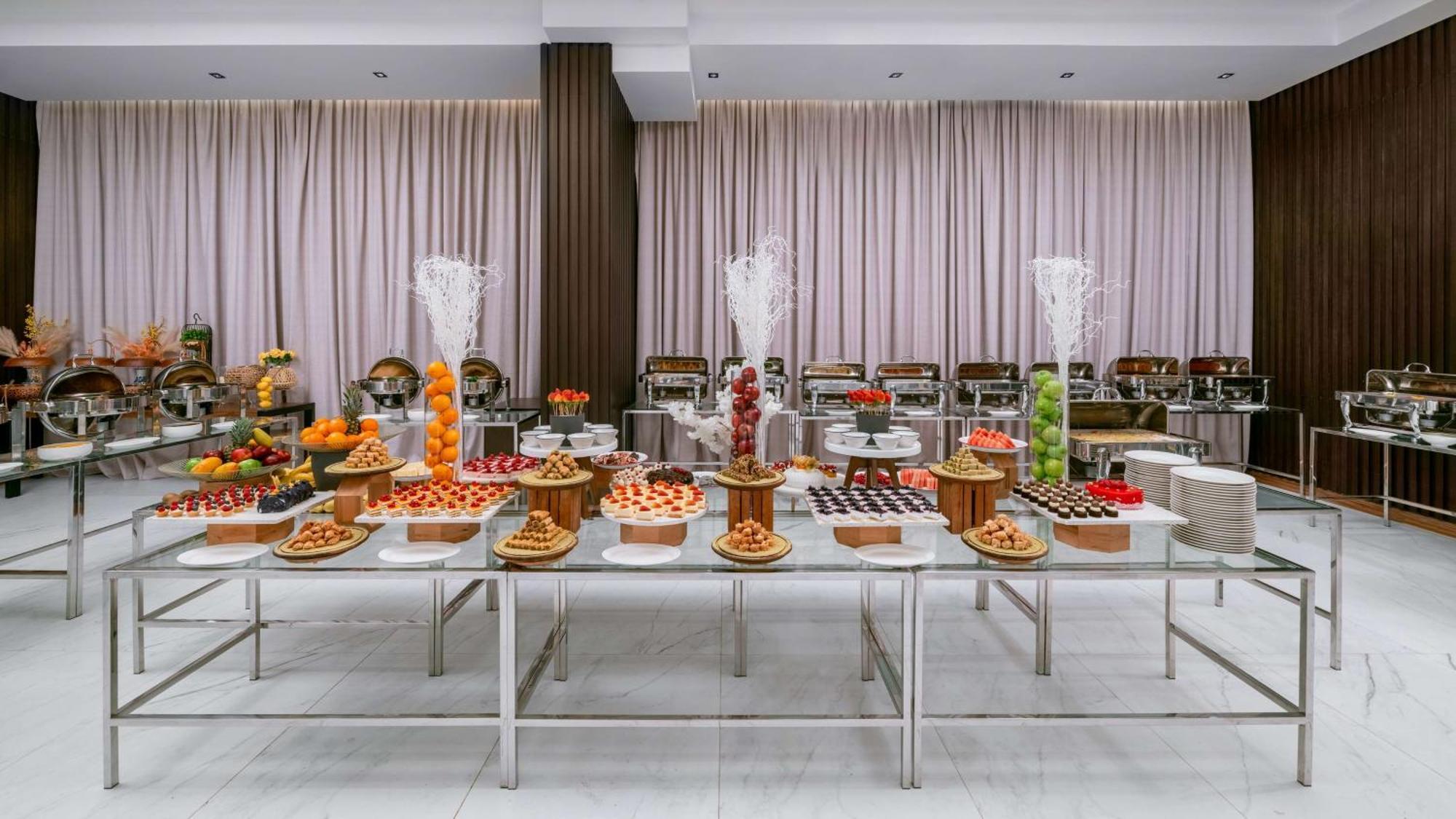 Radisson Blu Hotel Riyadh Qurtuba Exterior foto A dessert buffet