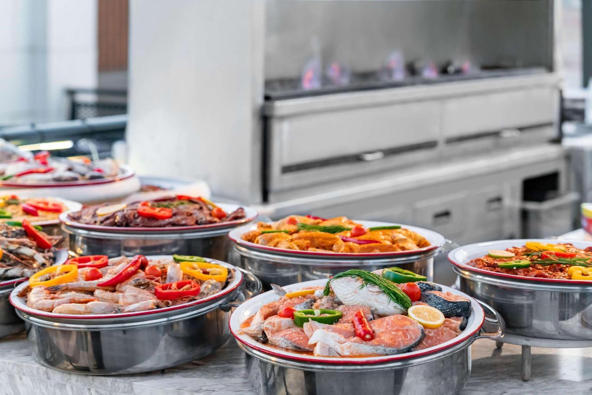 Radisson Blu Hotel Riyadh Qurtuba Exterior foto A buffet of food