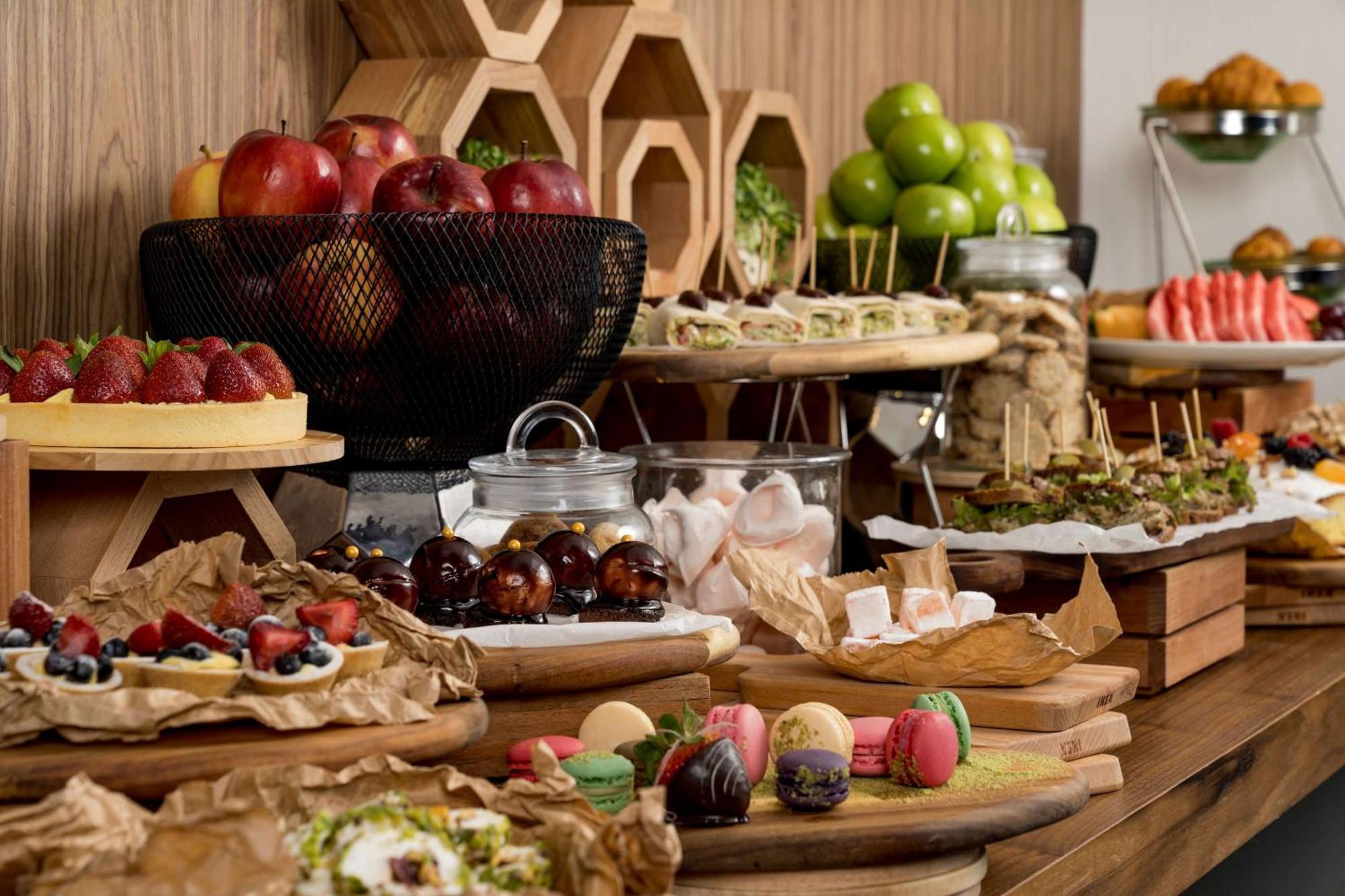 Radisson Blu Hotel Riyadh Qurtuba Exterior foto A buffet at a hotel