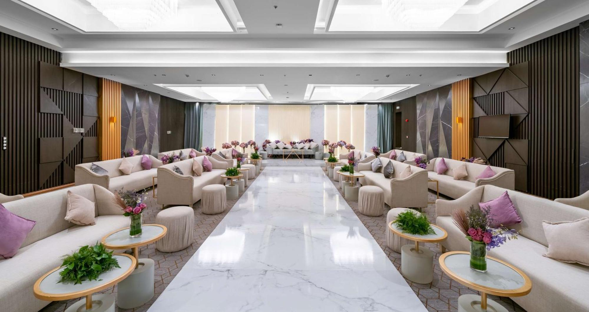 Radisson Blu Hotel Riyadh Qurtuba Exterior foto The interior of the ballroom