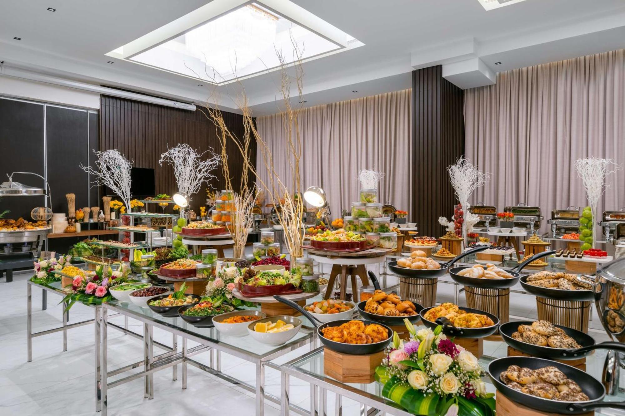 Radisson Blu Hotel Riyadh Qurtuba Exterior foto A buffet at a hotel