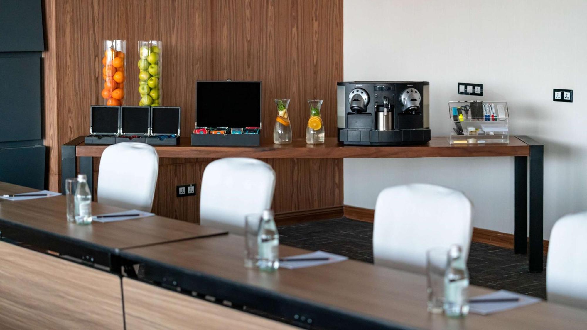 Radisson Blu Hotel Riyadh Qurtuba Exterior foto Meeting room at the hotel