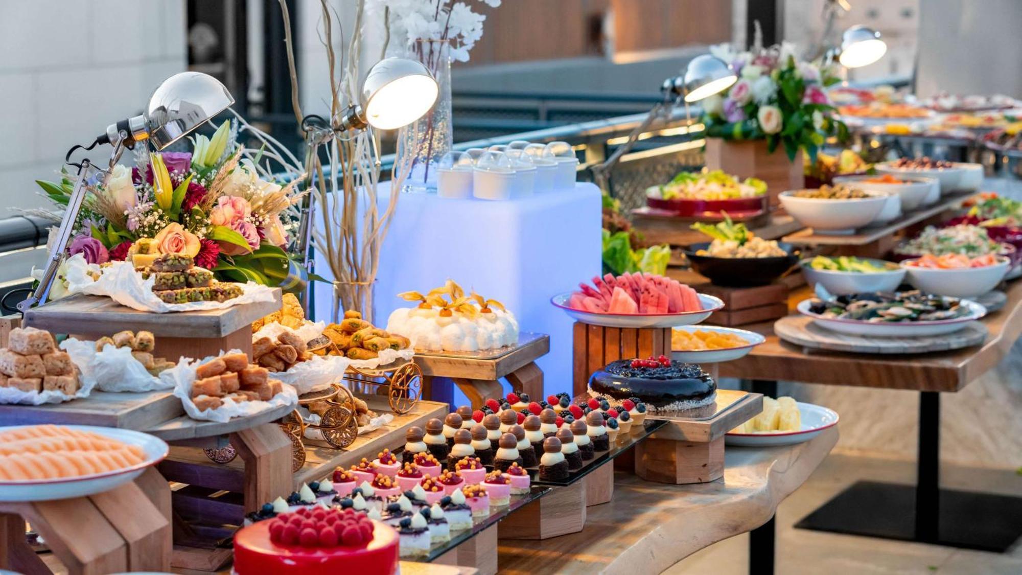 Radisson Blu Hotel Riyadh Qurtuba Exterior foto A dessert buffet