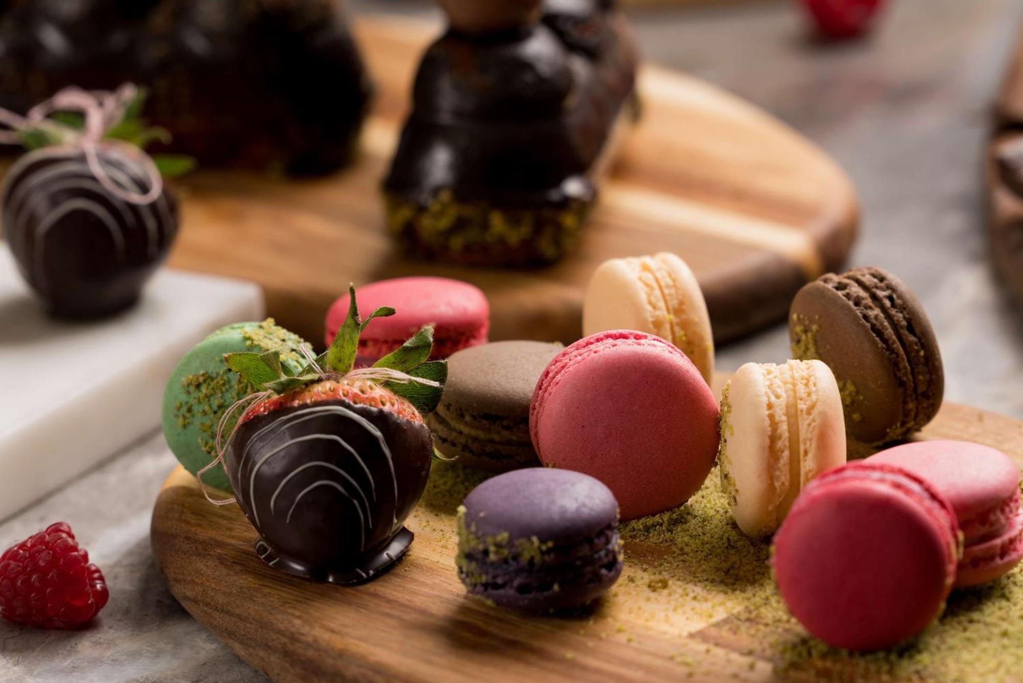 Radisson Blu Hotel Riyadh Qurtuba Exterior foto Macarons and chocolate-covered strawberries