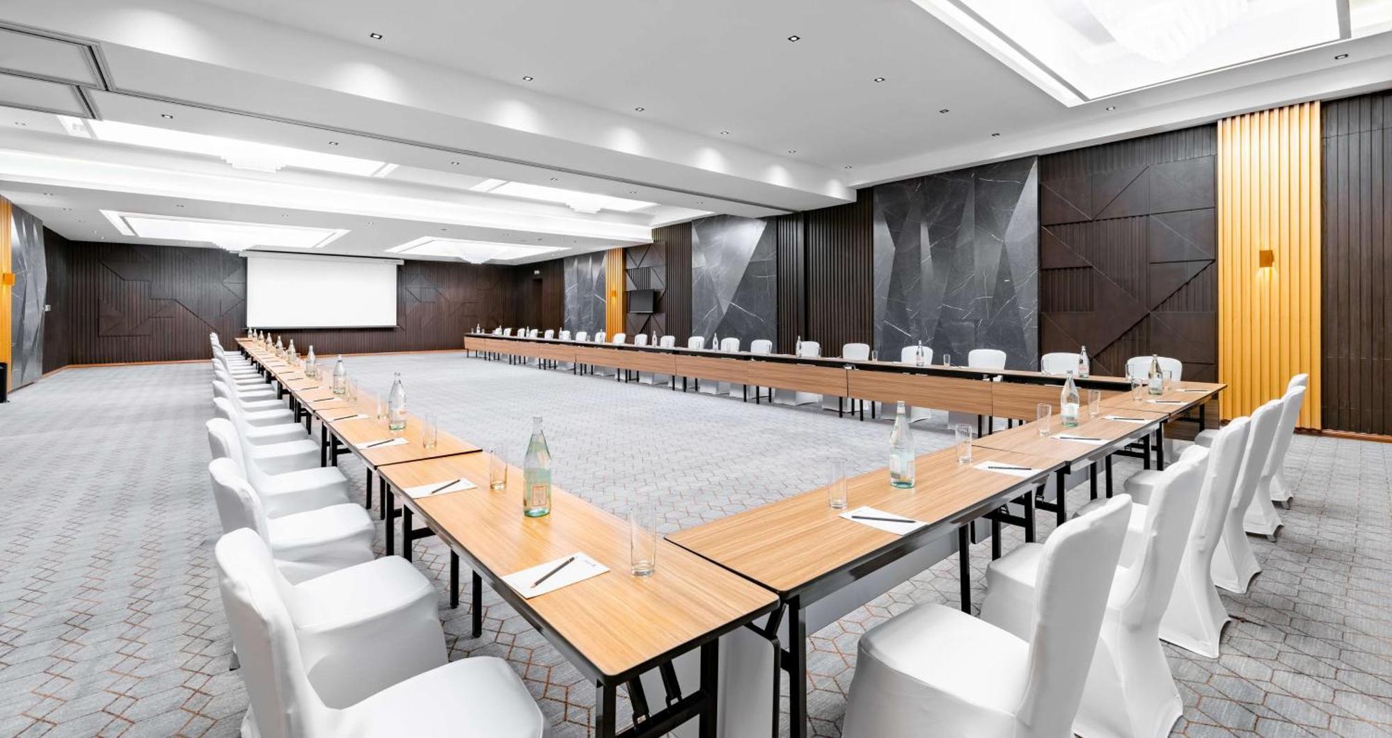 Radisson Blu Hotel Riyadh Qurtuba Exterior foto Meeting room