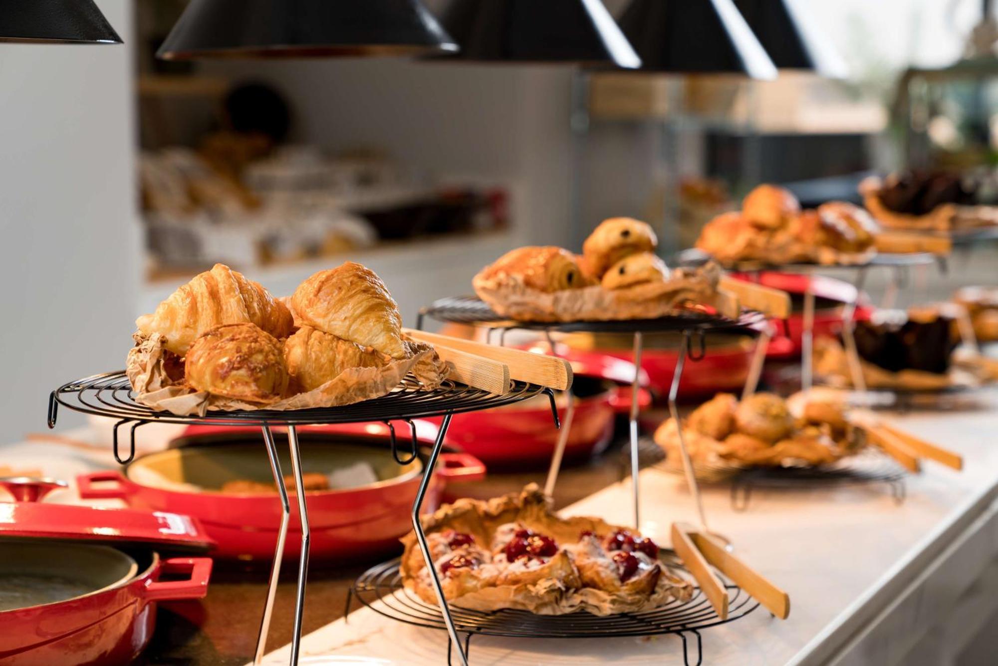 Radisson Blu Hotel Riyadh Qurtuba Exterior foto A selection of pastries at a buffet