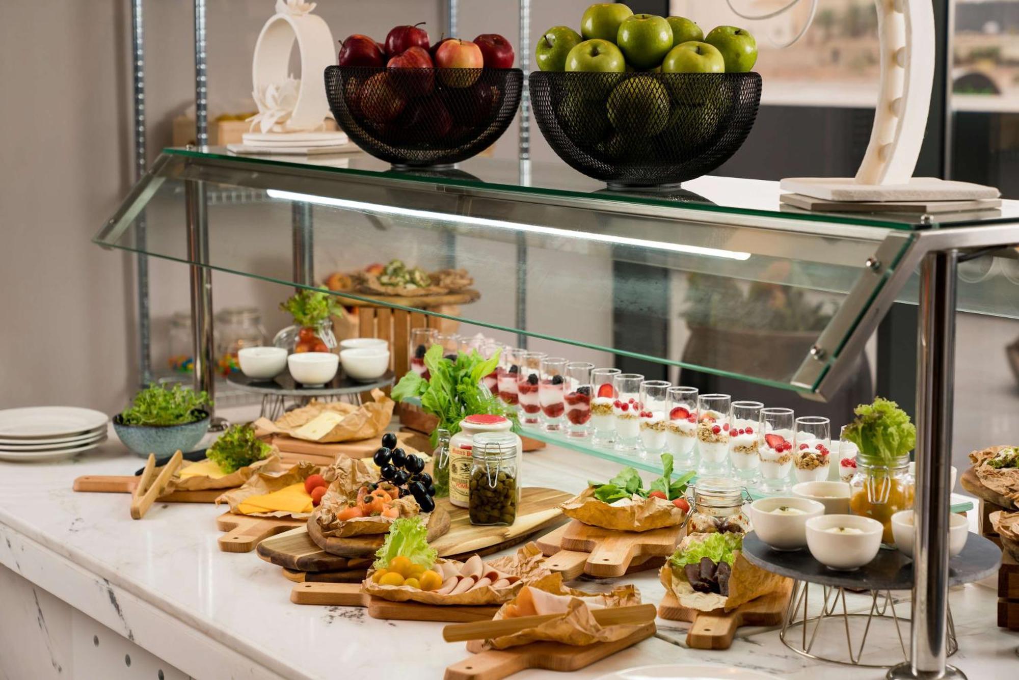 Radisson Blu Hotel Riyadh Qurtuba Exterior foto A buffet