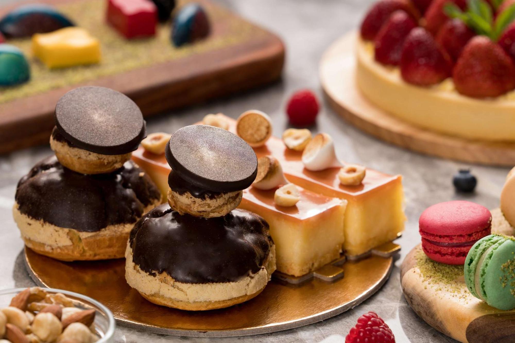 Radisson Blu Hotel Riyadh Qurtuba Exterior foto A selection of French desserts