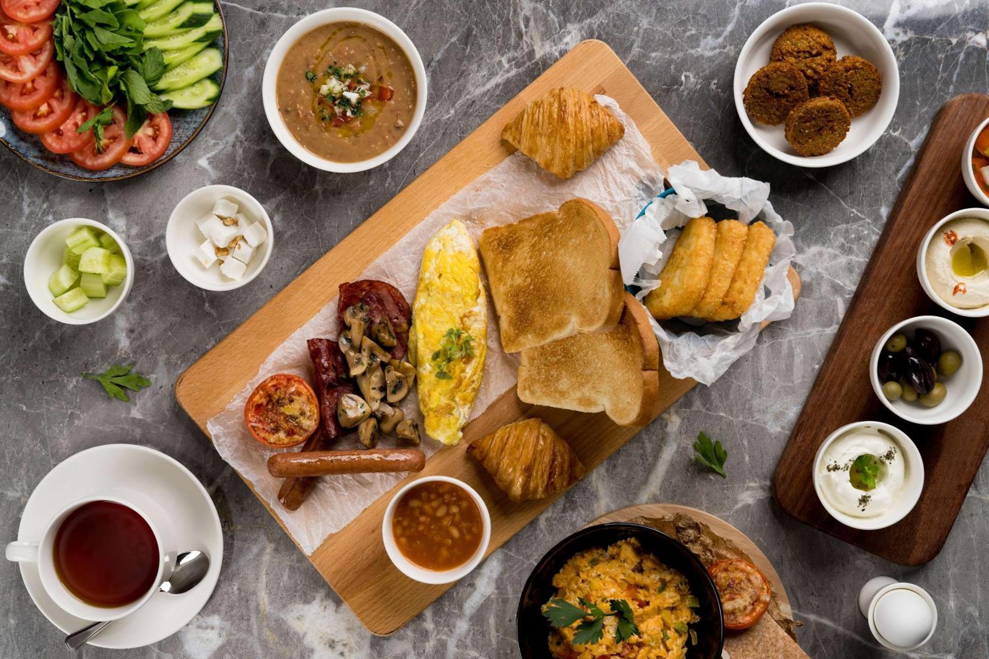 Radisson Blu Hotel Riyadh Qurtuba Exterior foto A selection of Indian breakfast items