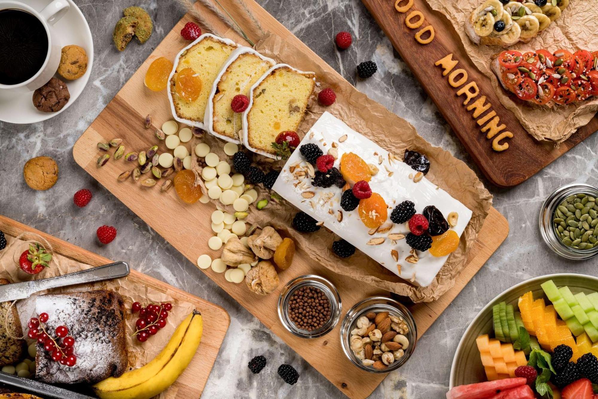 Radisson Blu Hotel Riyadh Qurtuba Exterior foto A selection of breakfast foods