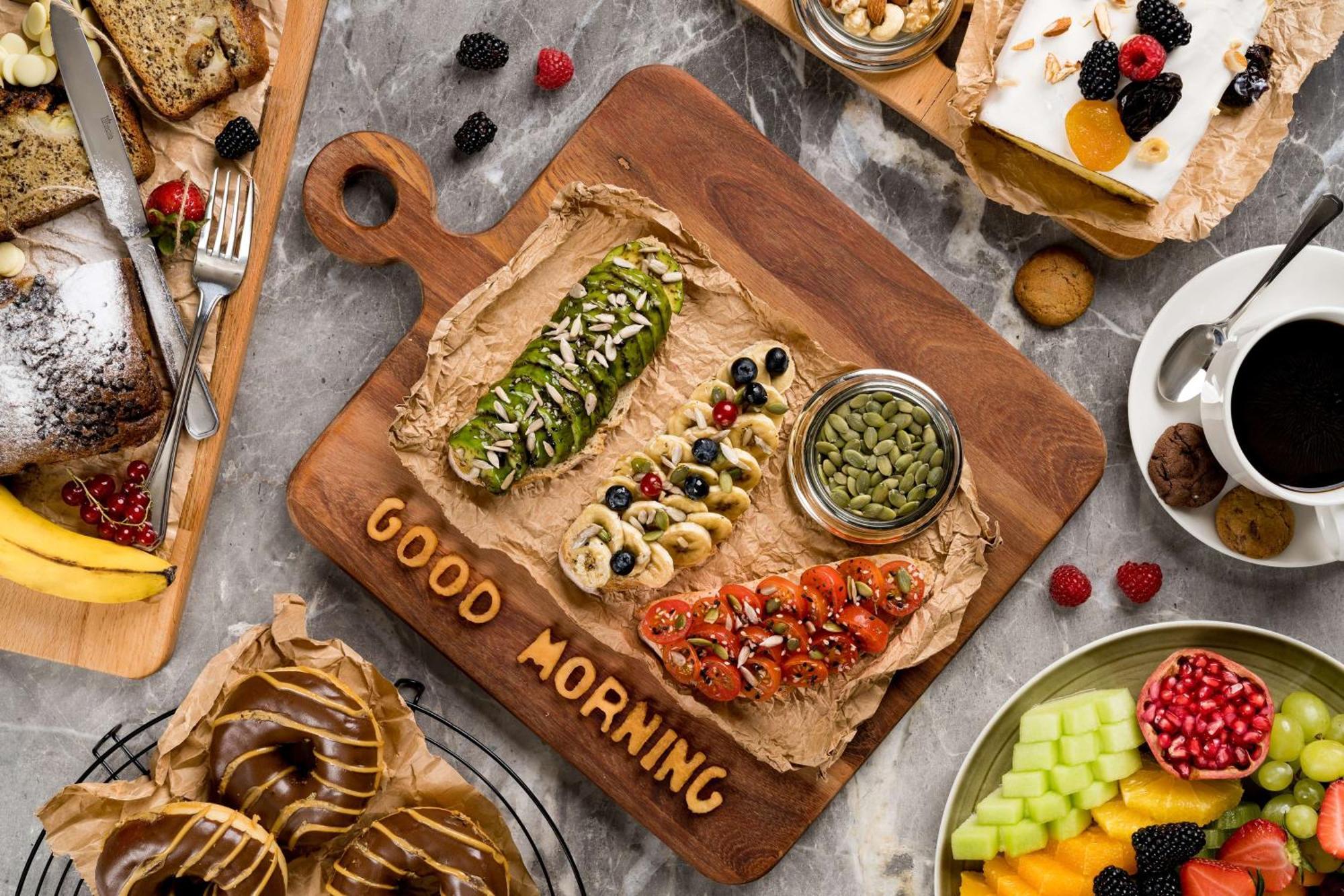 Radisson Blu Hotel Riyadh Qurtuba Exterior foto A selection of breakfast items