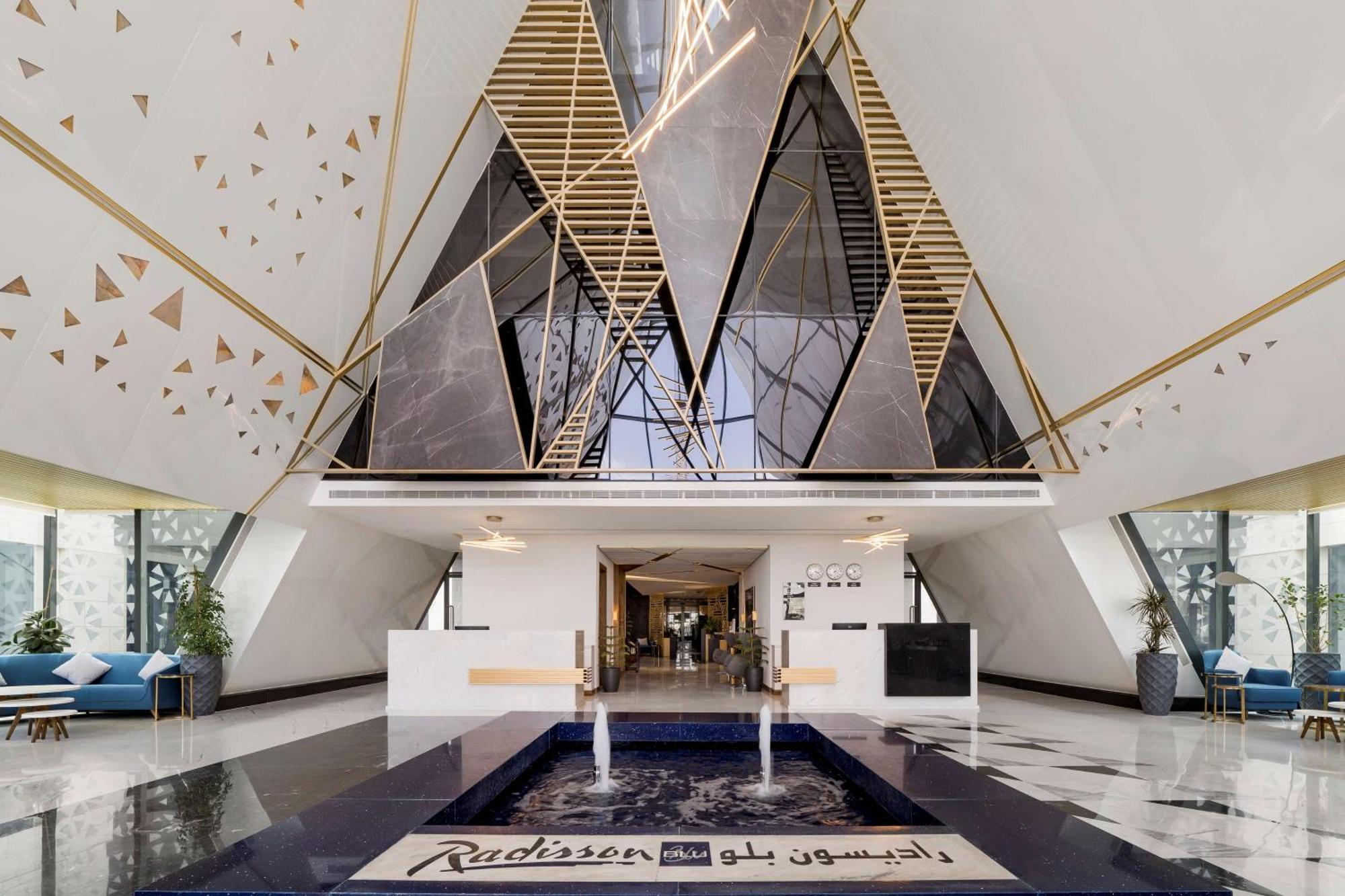 Radisson Blu Hotel Riyadh Qurtuba Exterior foto The lobby of the hotel